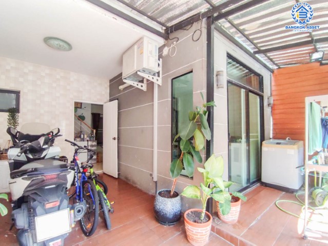 *****ทาวน์เฮ้าส์มือสองย่านนนทบุรี ม.เดอะวิลล่า บางบัวทอง เนื้อที่ 18.8 ตร.ว.ฟังก์ชัน 3 ห้องนอน 2 ห้องน้ำ 1 ที่จอดรถ แถมฟรี! 3 เครื่องปรับอากาศ 2 เครื่องทำน้ำอุ่น บนทำเลยอดเยี่ยม ติดถ.กาญจนาภิเษก ใกล้รถไฟฟ้าสายสีม่วง "สถานีคลองบางไผ่" และทางด่วน "กาญจนาภิเษก"